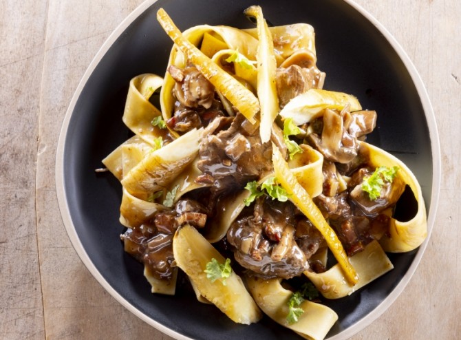 Everzwijnstoofpotje met pappardelle en pastinaak