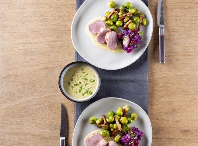 Filet pur de porc ardennais, choux de Bruxelles et chou rouge aux pommes et airelles